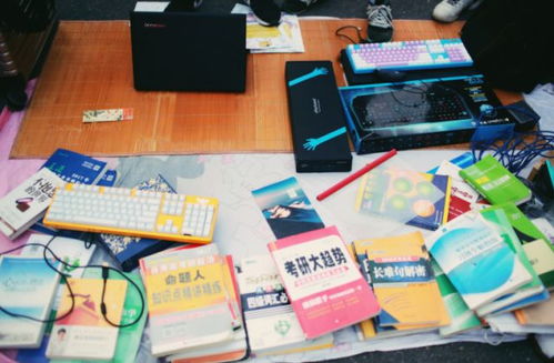 鄭州大學(xué)跳蚤市場火爆 六旬大媽瘋狂砍價,扔下3塊錢 搶買 400塊衣服